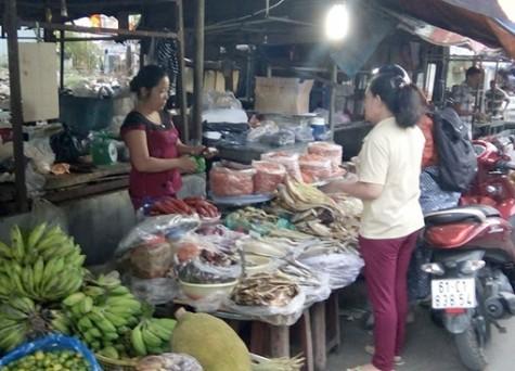 Người dân địa phương mua bán và trò chuyện tại Chợ Phú An Thuận An Bình Dương